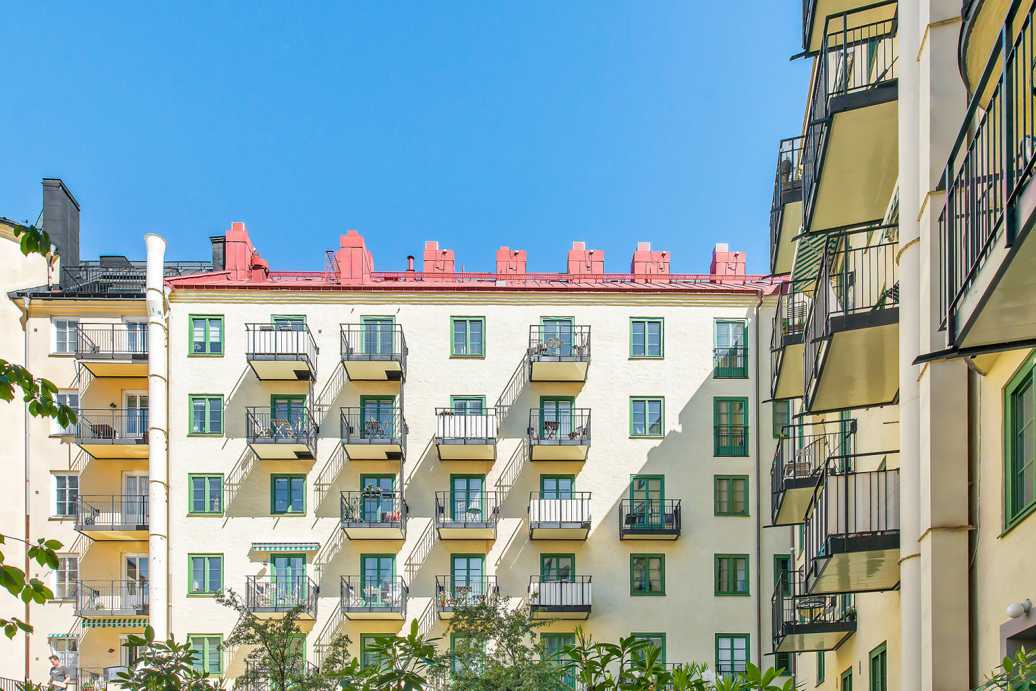 Stora innergården med fasader och gröna fönster